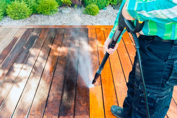 deck pressure washing cleaning a deck